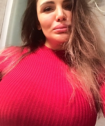 🌹 Я нежная и страстная, сексуальная и развратная. 💋 Мы проведем вместе незабываемое время, полное эмоций и наслаждения. 🔥 Я живу в Москве и знаю все ее лучшие уголки. Со мной вы сможете погрузиться в мир страсти и релаксации в уютной обстановке моей горячей квартиры. 🏩 Приглашаю вас на чарующие массажи, интимные игры и многое другое! Мои услуги на высшем уровне, я предлагаю вам полное удовлетворение и расслабление. 💦 Посмотрите мои фото и оцените мою красоту и шарм. 💃📸 У меня множество положительных отзывов, так что вы можете быть уверены в качестве моих услуг. Обратившись ко мне, вы получите незабываемые эмоции и доверие. Обращайтесь, и я превращу ваши фантазии в реальность! 💫 Ольга